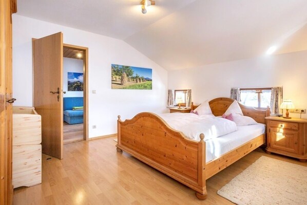 2 bedrooms, internet, bed sheets