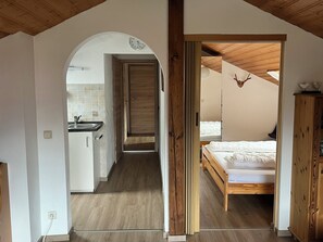 2 slaapkamers, een strijkplank/strijkijzer, internet, beddengoed