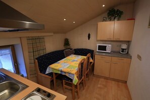 Kjøleskap, mikrobølgeovn, kokeplater og kaffetrakter/tekoker