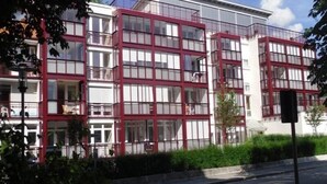 A multi-story building with a modern architectural design, featuring large windows and balconies. - sonnige, ruhige, zentrale Ferienwohnung mit Bergblick am Rupertuspark (Bad Reichenhall)