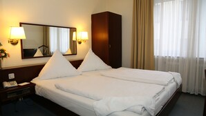 In-room safe, desk, laptop workspace, iron/ironing board (on request) - Hotel Löhndorf (Bonn)