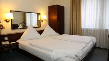1 Schlafzimmer, Zimmersafe, Schreibtisch, laptopgeeigneter Arbeitsplatz