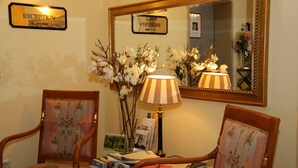 Lobby sitting area - Hotel Löhndorf (Bonn)