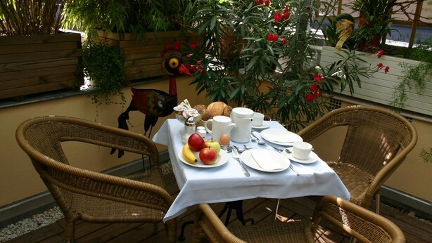 Outdoor dining - Hotel Löhndorf (Bonn)