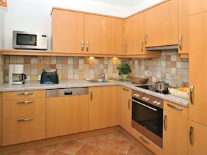 Kühlschrank, Wasserkocher mit Kaffee-/Teezubehör, Toaster