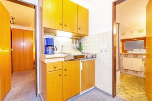 Kühlschrank, Herdplatte, Wasserkocher mit Kaffee-/Teezubehör, Toaster