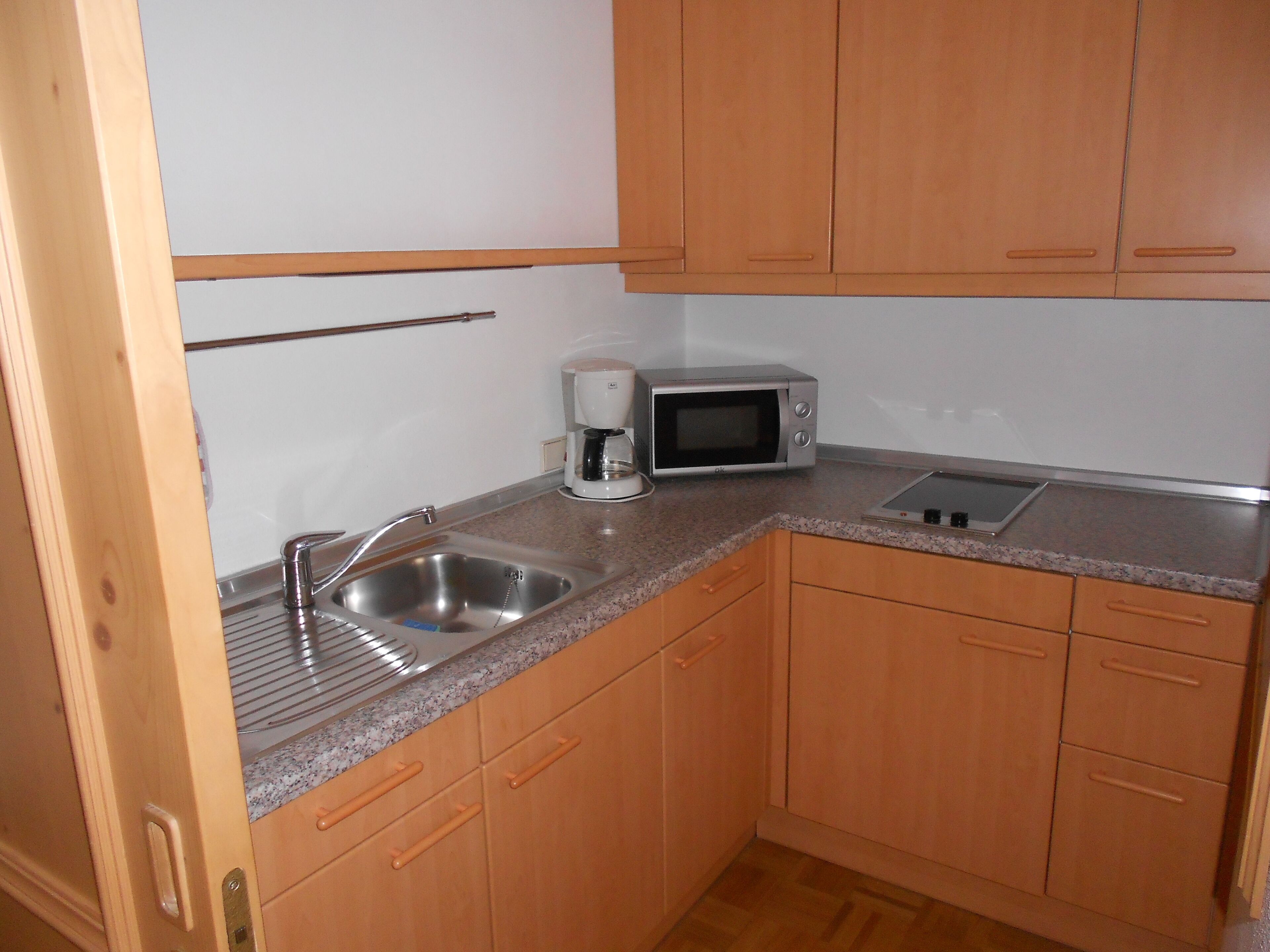 Kühlschrank, Mikrowelle, Wasserkocher mit Kaffee-/Teezubehör, Toaster