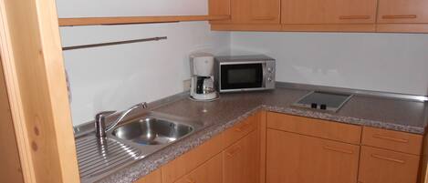 Kühlschrank, Mikrowelle, Wasserkocher mit Kaffee-/Teezubehör, Toaster