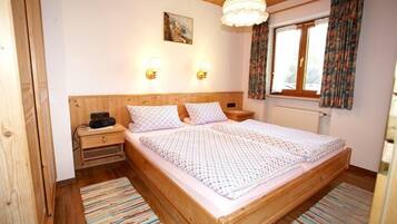 1 bedroom, bed sheets