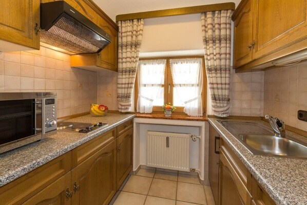 Kühlschrank, Wasserkocher mit Kaffee-/Teezubehör, Hochstuhl