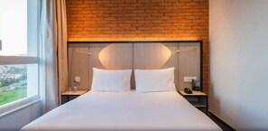 Ropa de cama de alta calidad y caja de seguridad en la habitación 