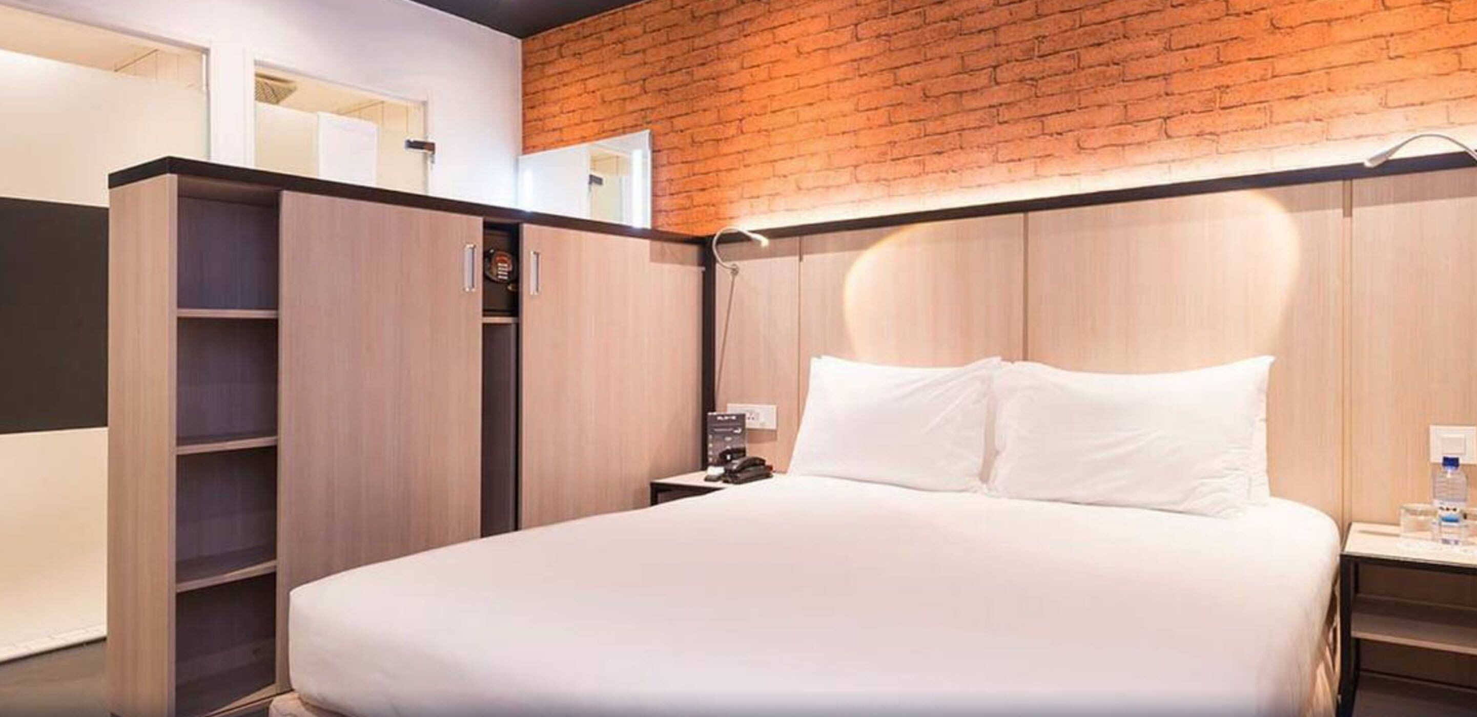 Ropa de cama de alta calidad y caja de seguridad en la habitación 