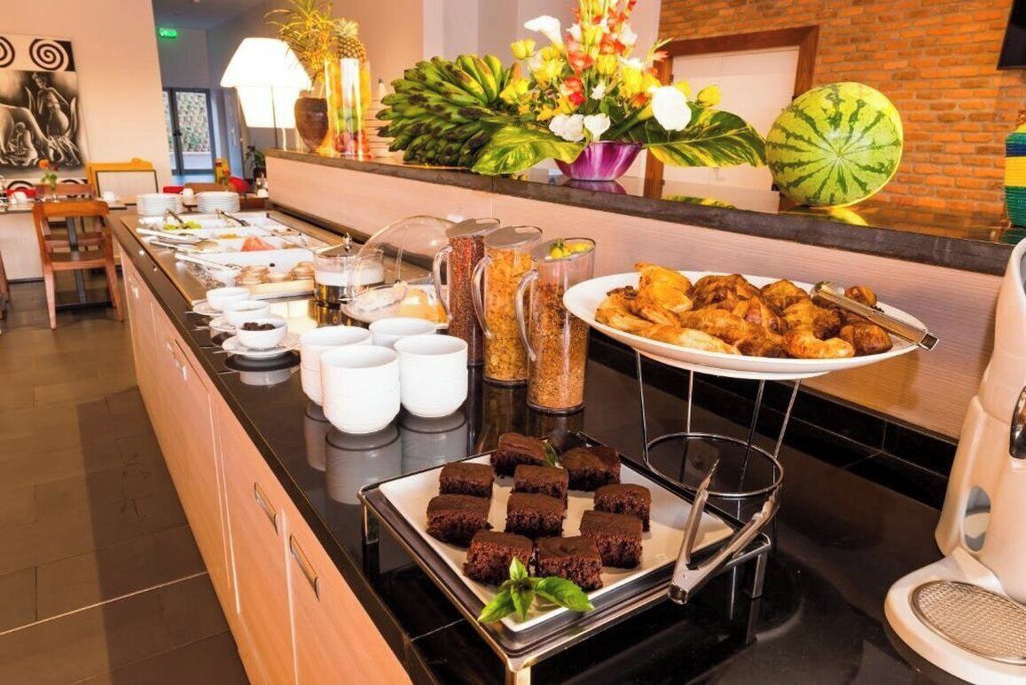 Un buffet proposant une variété de plats et de boissons.