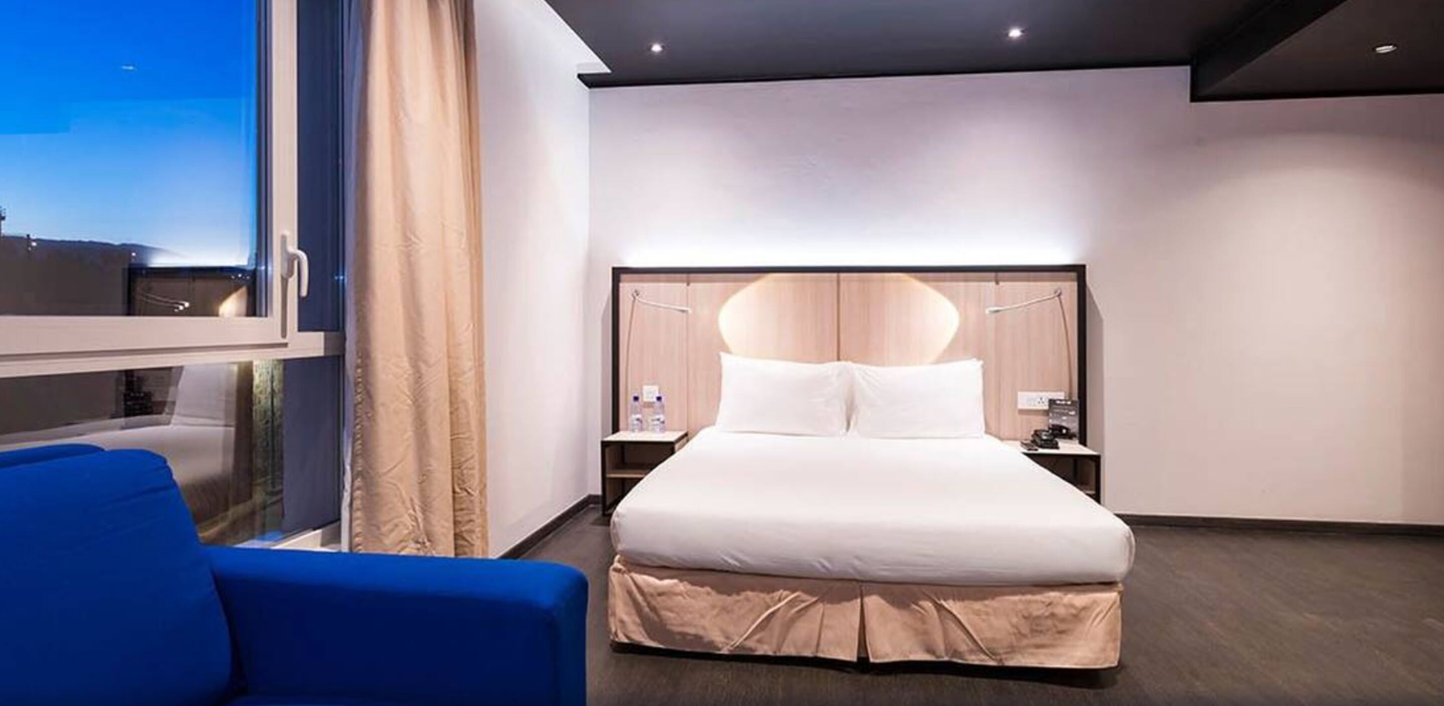 Ropa de cama de alta calidad y caja de seguridad en la habitación 