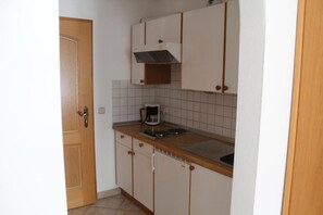 Kühlschrank, Mikrowelle, Herdplatte, Wasserkocher mit Kaffee-/Teezubehör