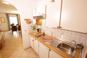 Kühlschrank, Mikrowelle, Herdplatte, Wasserkocher mit Kaffee-/Teezubehör