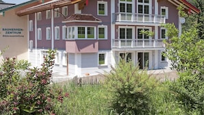 A multi-story building with a sign reading "BAUHAUSZENTRUM Bäderausstellung". - Kehlstein, 1-2 Pers., 80 m², Schlafzimmer, Wohnzimmer, Kochnische, Badewanne, Dusche und WC, Terrasse (Bischofswiesen)