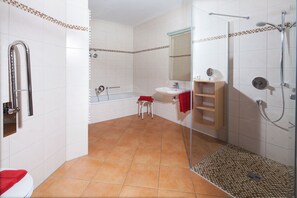 Badewanne, Haartrockner, Handtücher