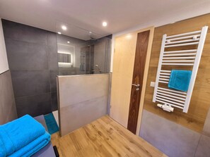 Badewanne, Haartrockner, Handtücher