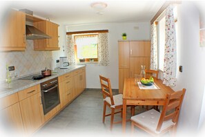 Kühlschrank, Ofen, Herdplatte, Wasserkocher mit Kaffee-/Teezubehör