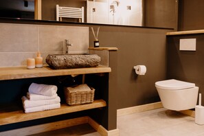 Shower, hair dryer, towels - (2) Zwei-Raum-Ferienwohnung 30 qm, Dusche/WC, Küche, Terrasse u. Garten (Reit im Winkl)