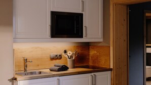 咖啡機/沖茶器、雪櫃、微波爐、爐具