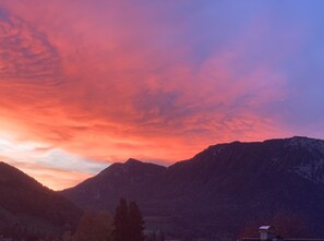 Un paysage montagneux au coucher du soleil.