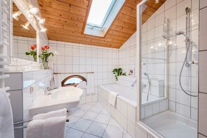 Badewanne, Haartrockner, Handtücher