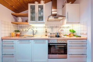 Een koelkast, een magnetron, een oven, een kookplaat