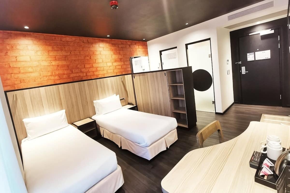 Peralatan tempat tidur premium, peti besi dalam bilik, meja 