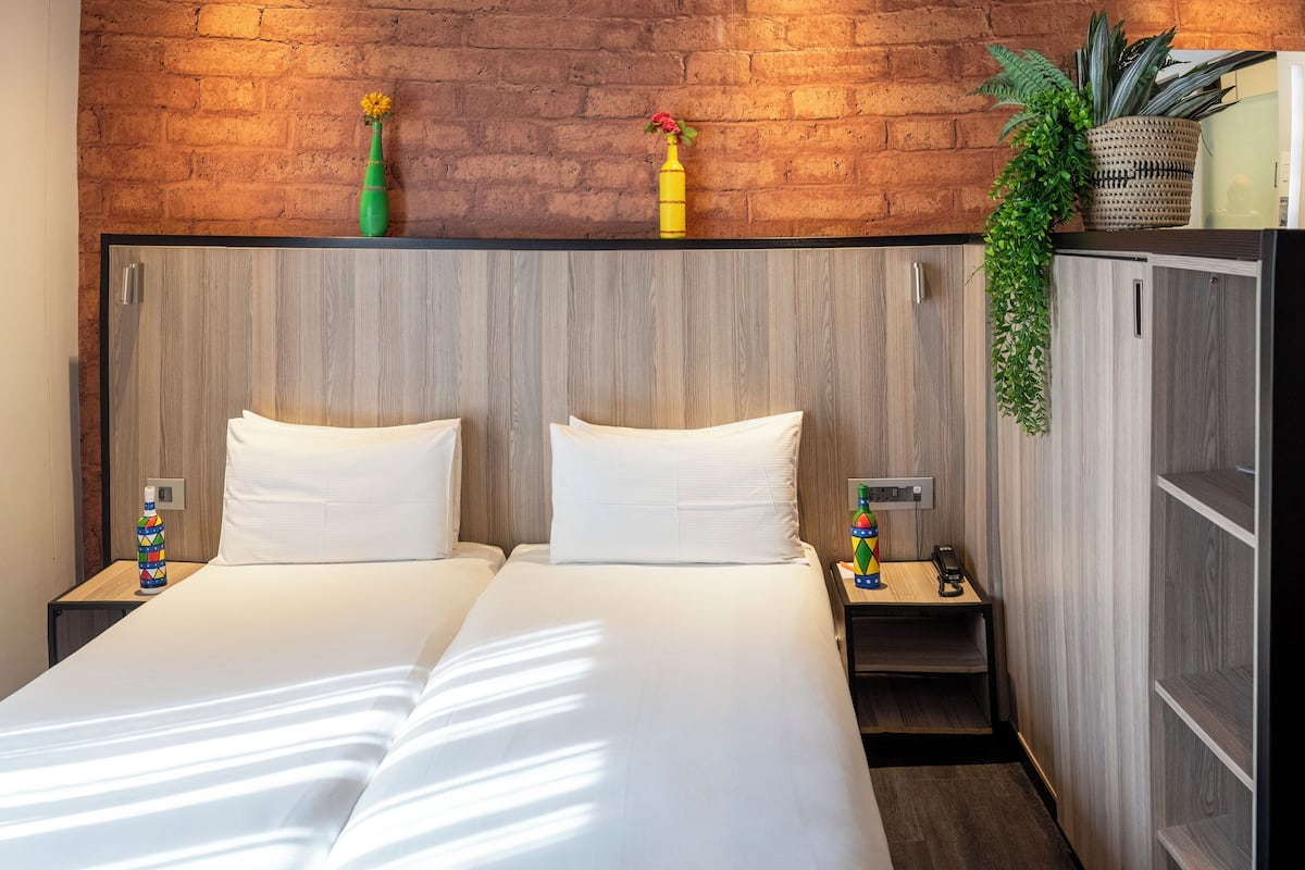 Peralatan tempat tidur premium, peti besi dalam bilik, meja 