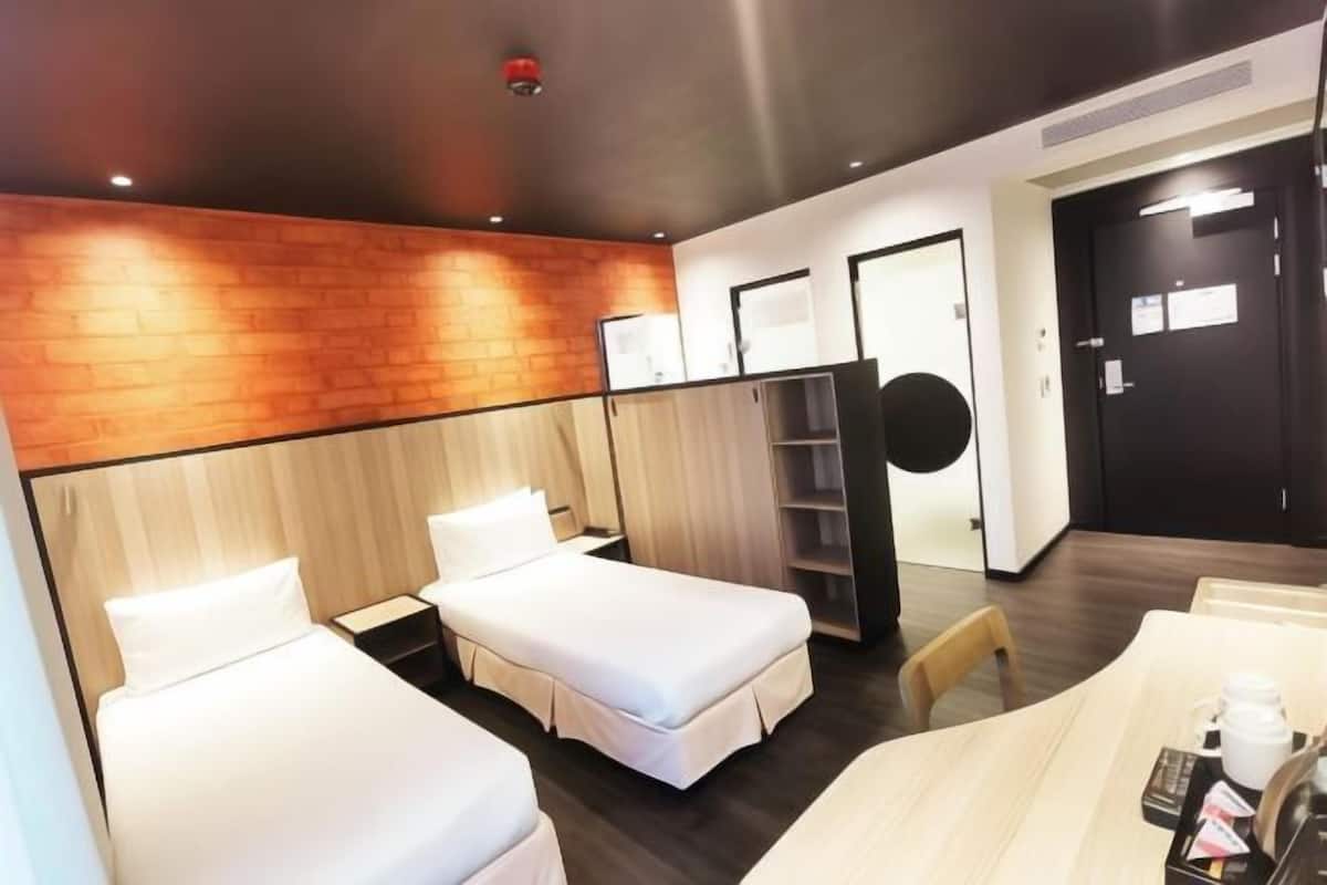Premium bedding, in-room safe, desk, blackout curtains