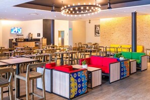 2 restaurants servant le petit déjeuner, spécialités Cuisine locale