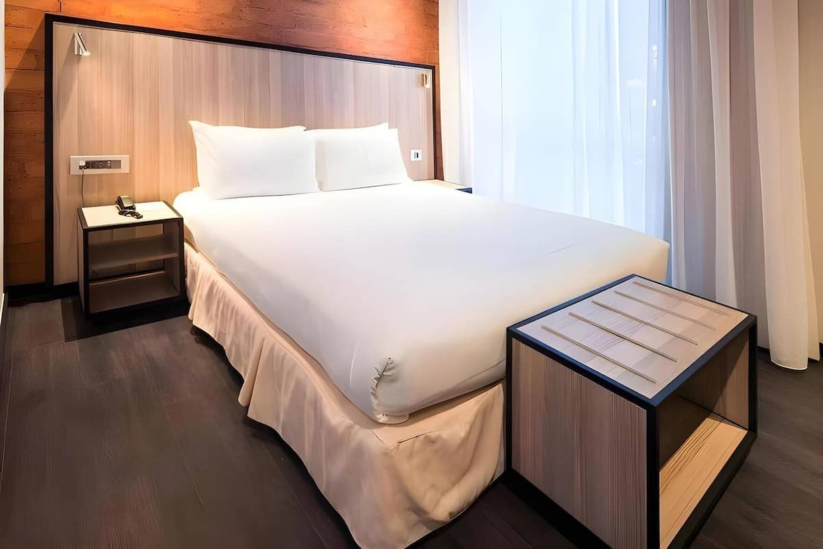 Peralatan tempat tidur premium, peti besi dalam bilik, meja 