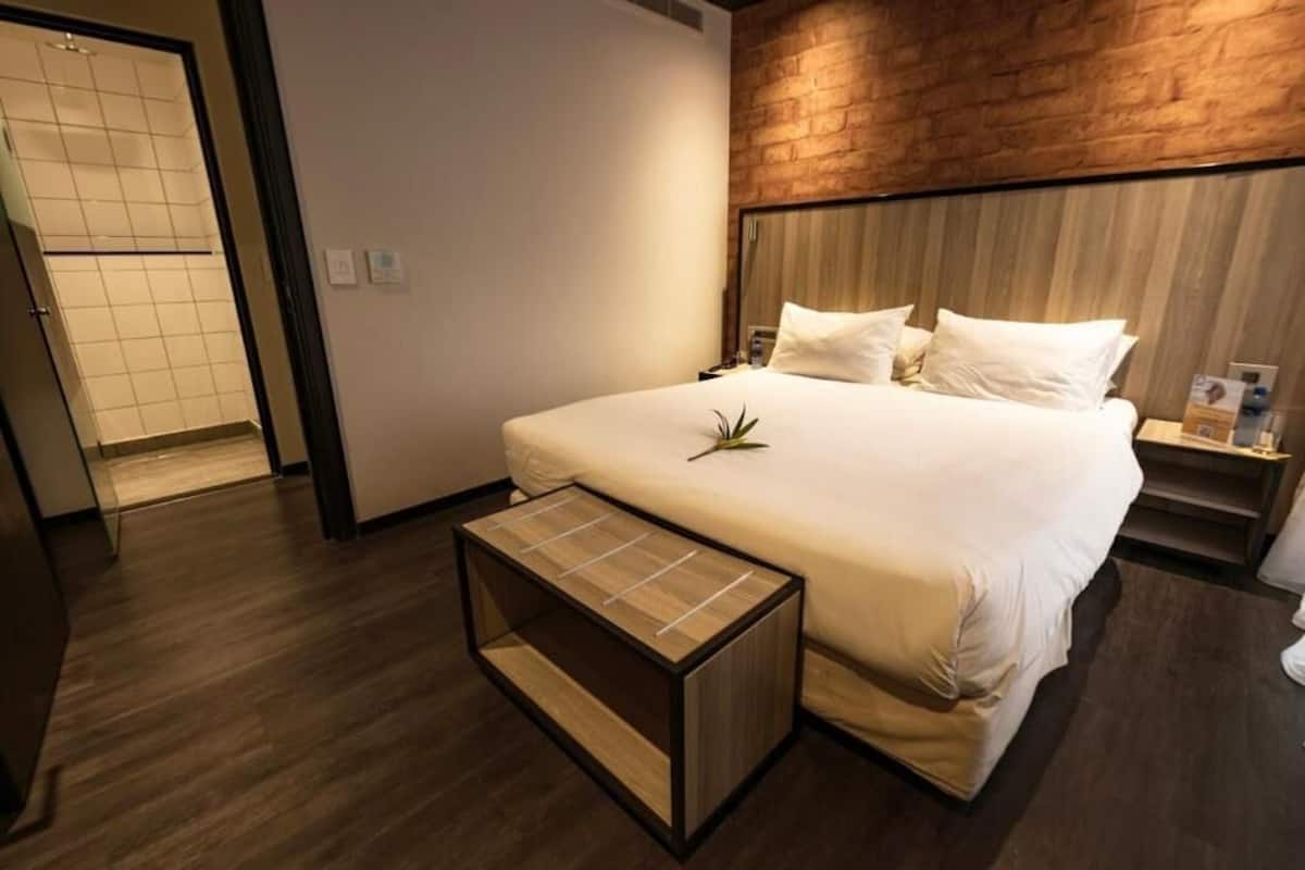 Ropa de cama de alta calidad y caja de seguridad en la habitación
