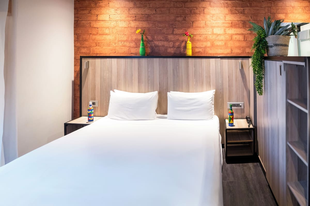 Peralatan tempat tidur premium, peti besi dalam bilik, meja 