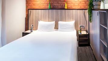 高档床上用品、客房内保险箱、办公桌、遮光窗帘