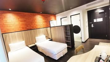 Ropa de cama de alta calidad y caja de seguridad en la habitación