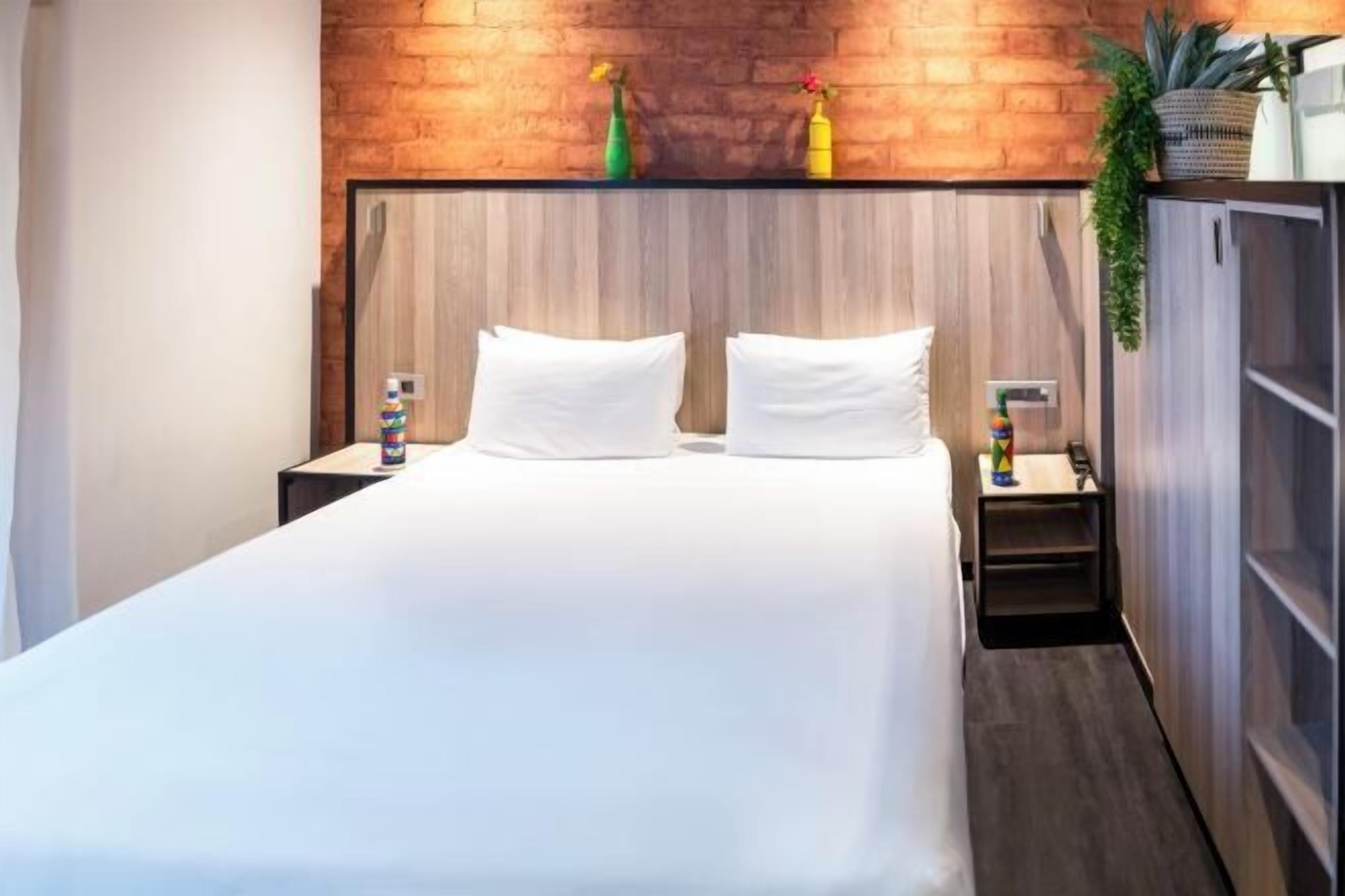 高級寝具、セーフティボックス (室内)、デスク、遮光カーテン