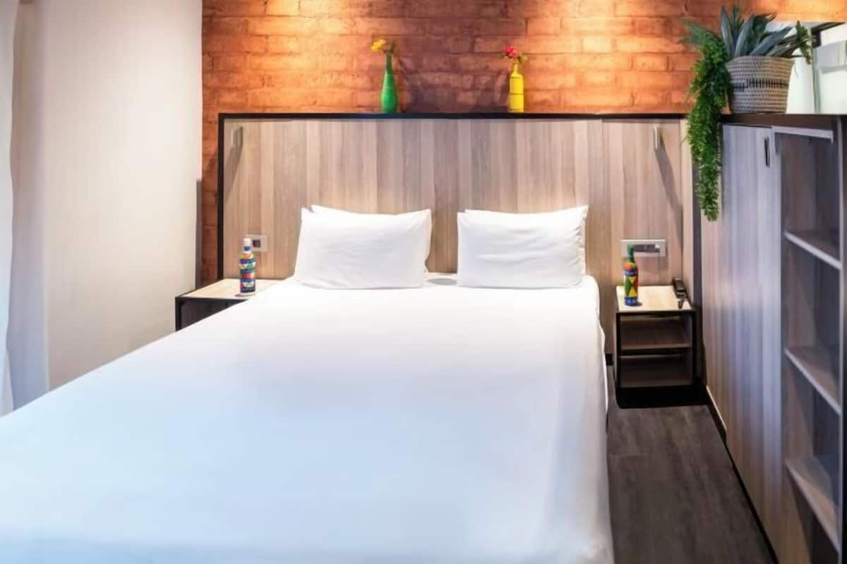 Peralatan tempat tidur premium, peti besi dalam bilik, meja 