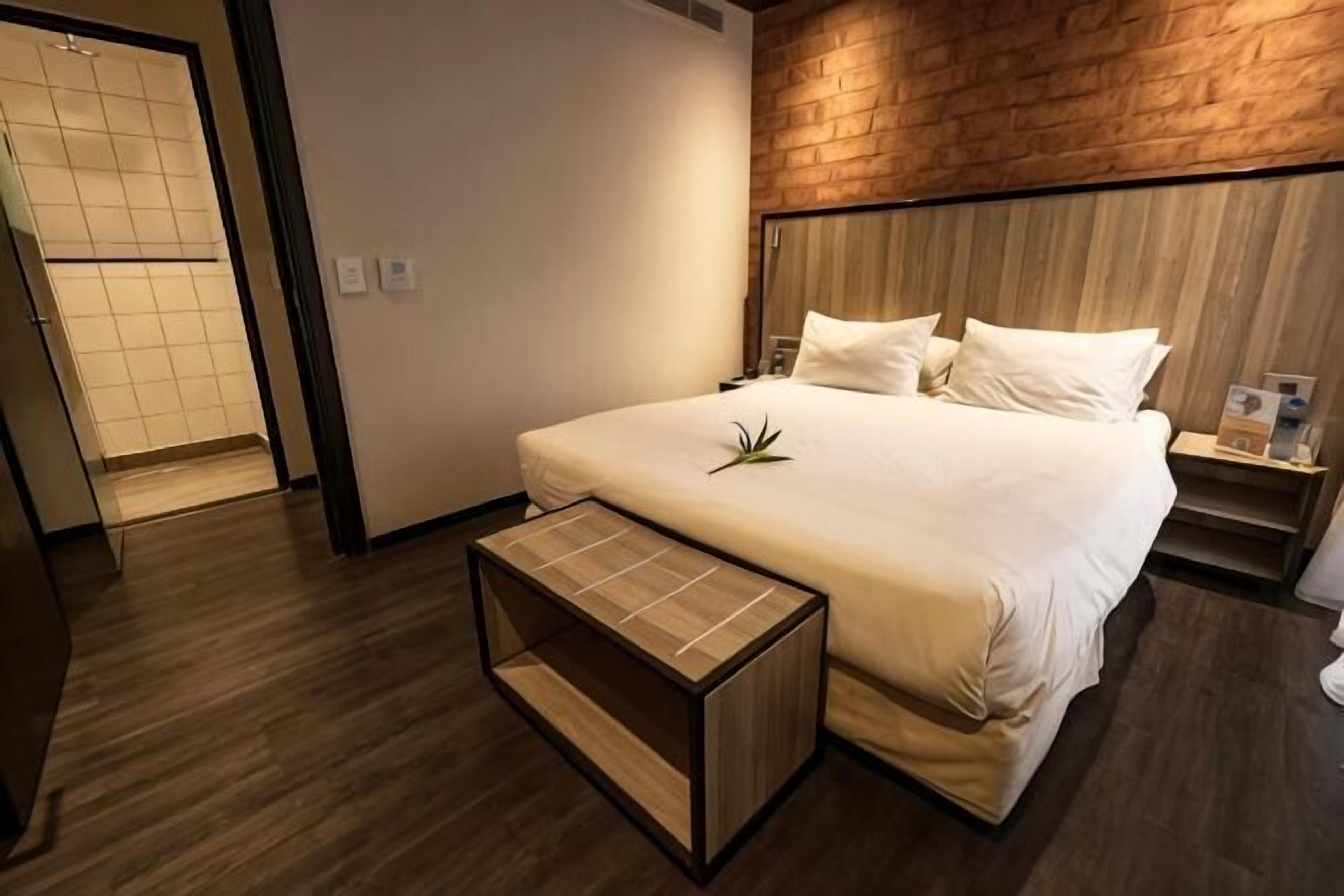 Luxe beddengoed, een kluis op de kamer, een bureau