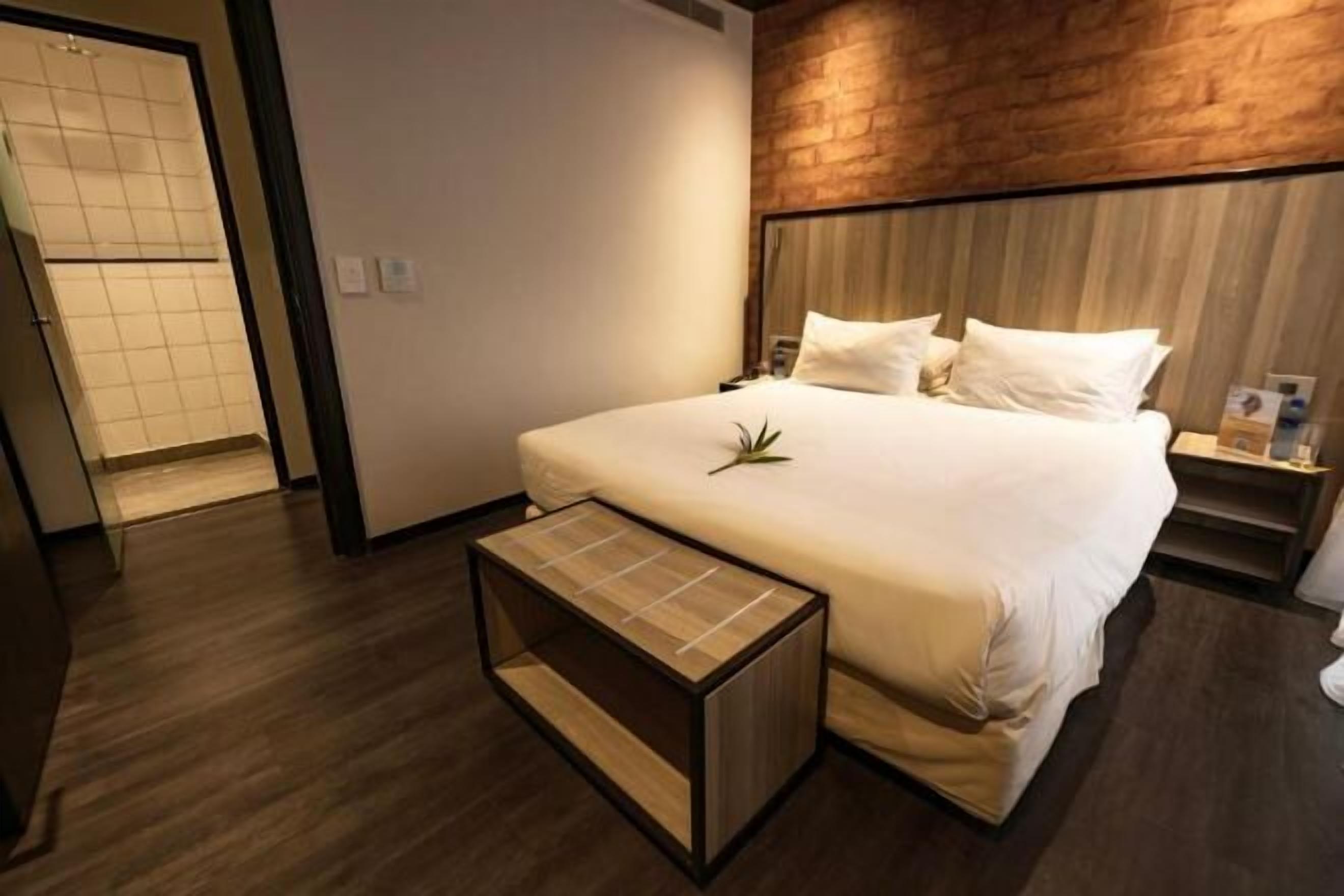 高級寝具、セーフティボックス (室内)、デスク、遮光カーテン