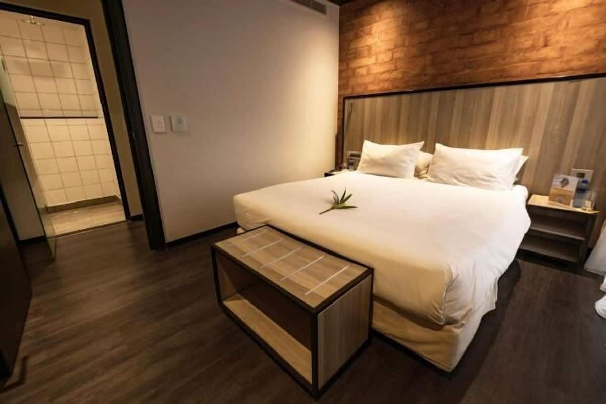 Ropa de cama de alta calidad y caja de seguridad en la habitación