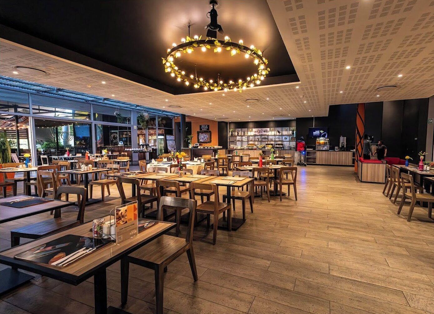 Hi ha 2 restaurants i s&#x27;hi serveixen esmorzars; plats de cuina local 