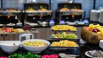 Desayuno completo diario (ZAR 225 por persona)