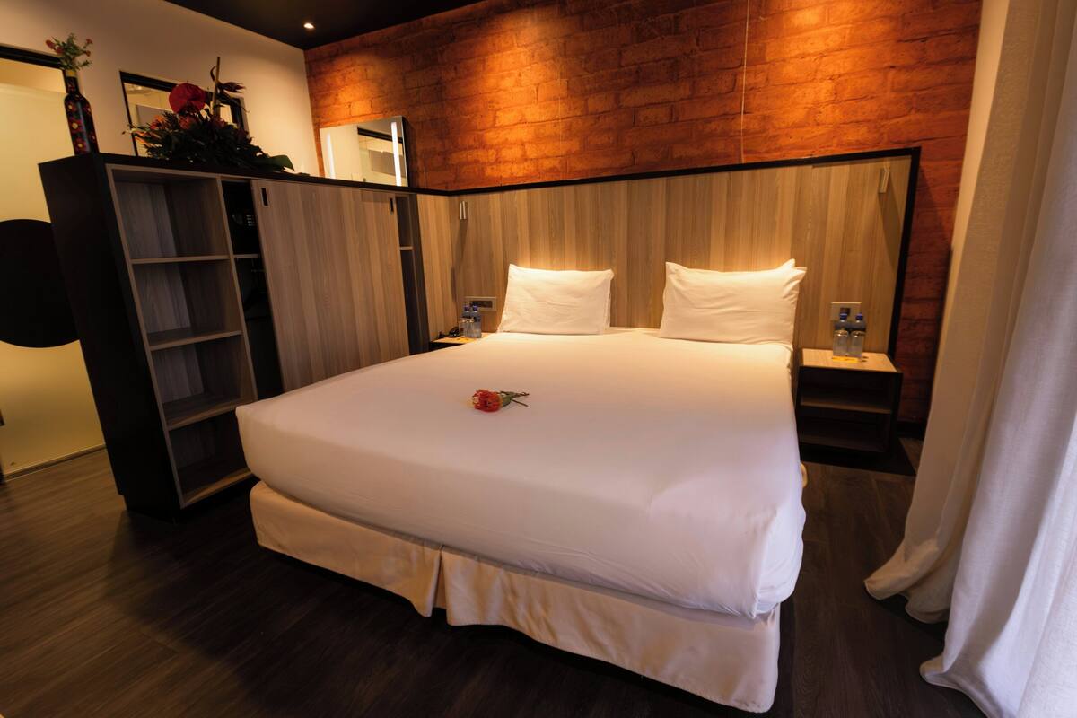 Standaard kamer, 1 queensize bed | Luxe beddengoed, een kluis op de kamer, een bureau
