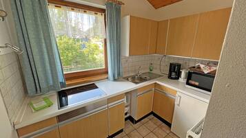 Kühlschrank, Mikrowelle, Herdplatte, Wasserkocher mit Kaffee-/Teezubehör