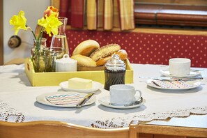 Dining - (2) Two-room vacation apartment, approx. 37 m², kitchenette and balcony (Reit im Winkl)