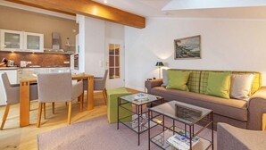 Ein modernes Wohnzimmer mit einer Couch, einem Couchtisch und einem Essbereich.