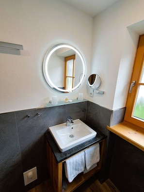 Dusche, Haartrockner, Handtücher
